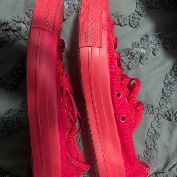 Red converse - Picture 6 of 6